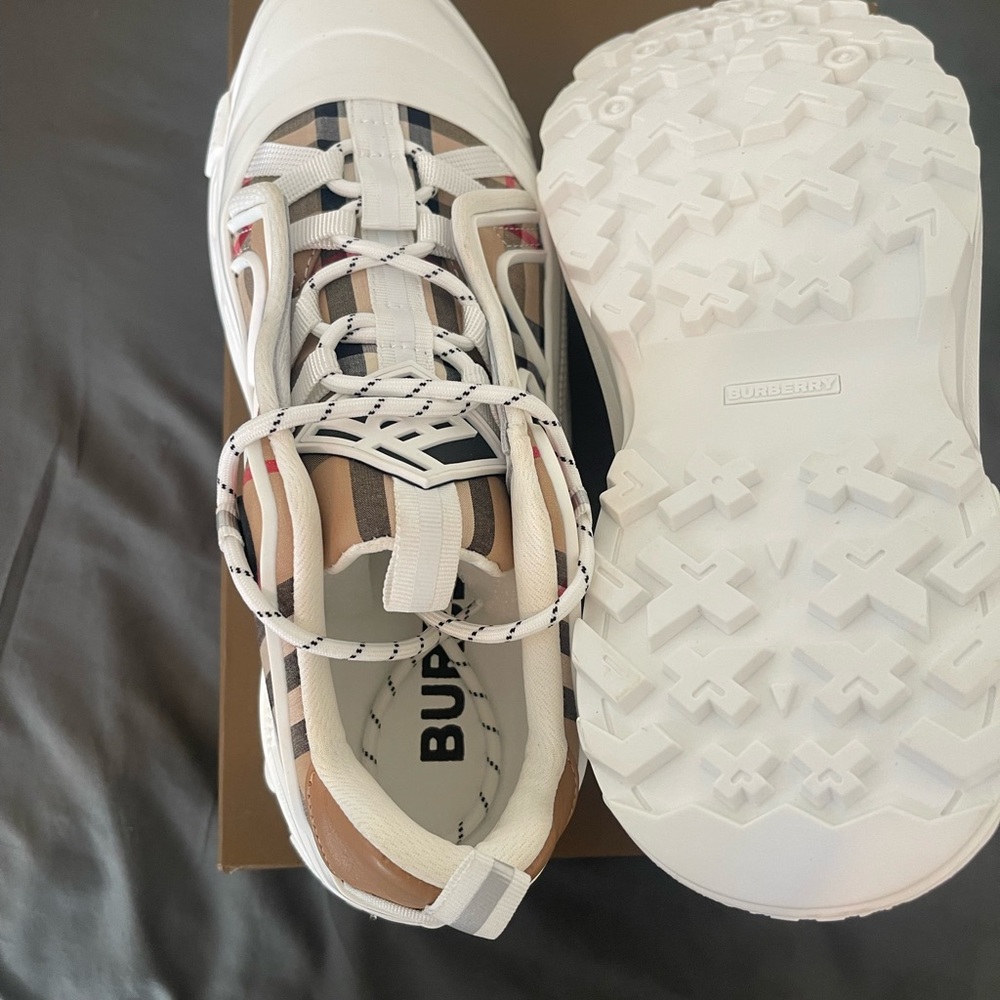 Selling my Burberry shoes I’ve never wore it I got it as a gift